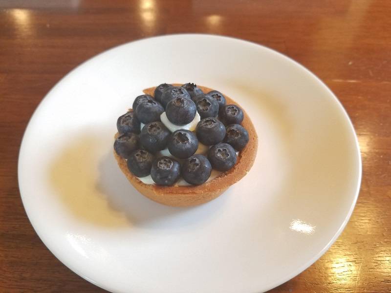 Blueberry tart covered in more than a dozen blueberries. Photo by Matthew Macomber.