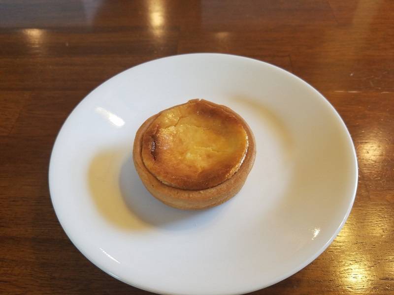 Unevenly colored cheese tart that looks very similar to cheesecake. Photo by Matthew Macomber.