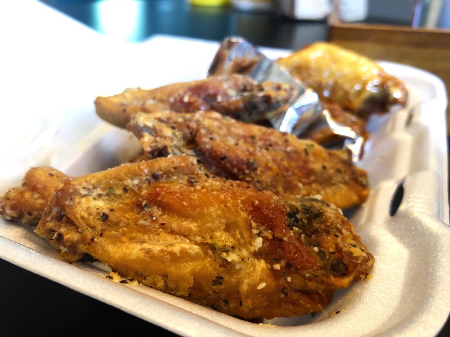 A close up of the five parmesan garlic wings. Photo by Alyssa Buckley.
