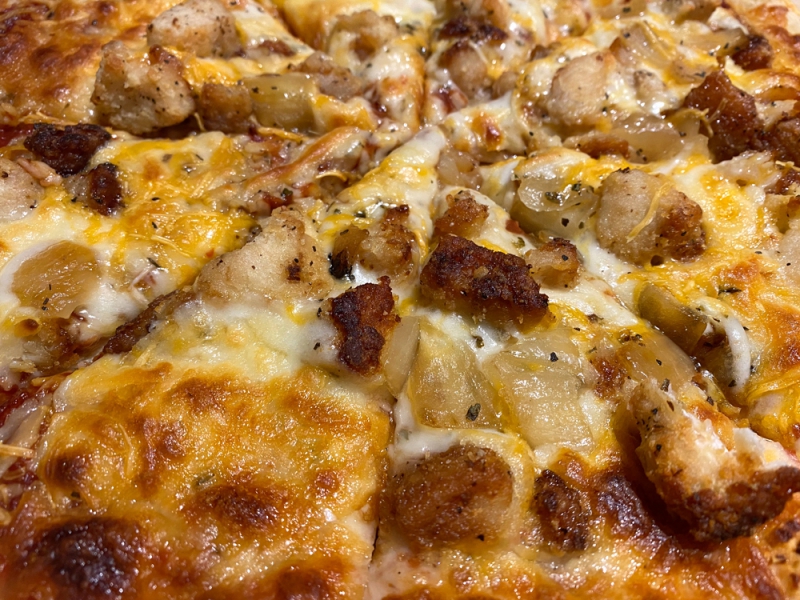 a close up on a BBQ chicken pizza 