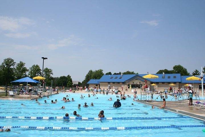 a swimming pool with lots of people in it 