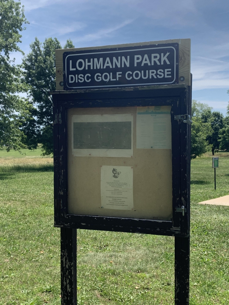 a sign about frisbee golf 