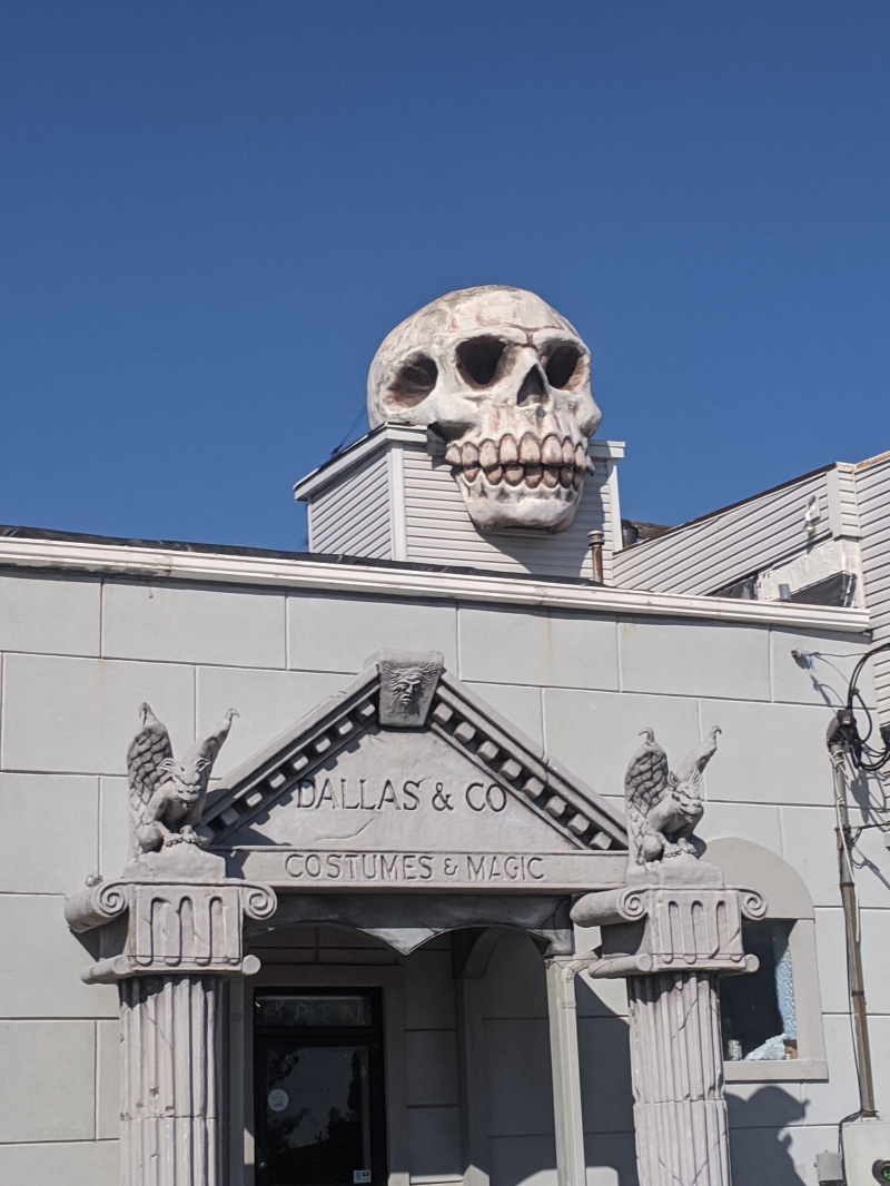 A giant skull sits on top of a gray building. Photo by Tom Ackerman.